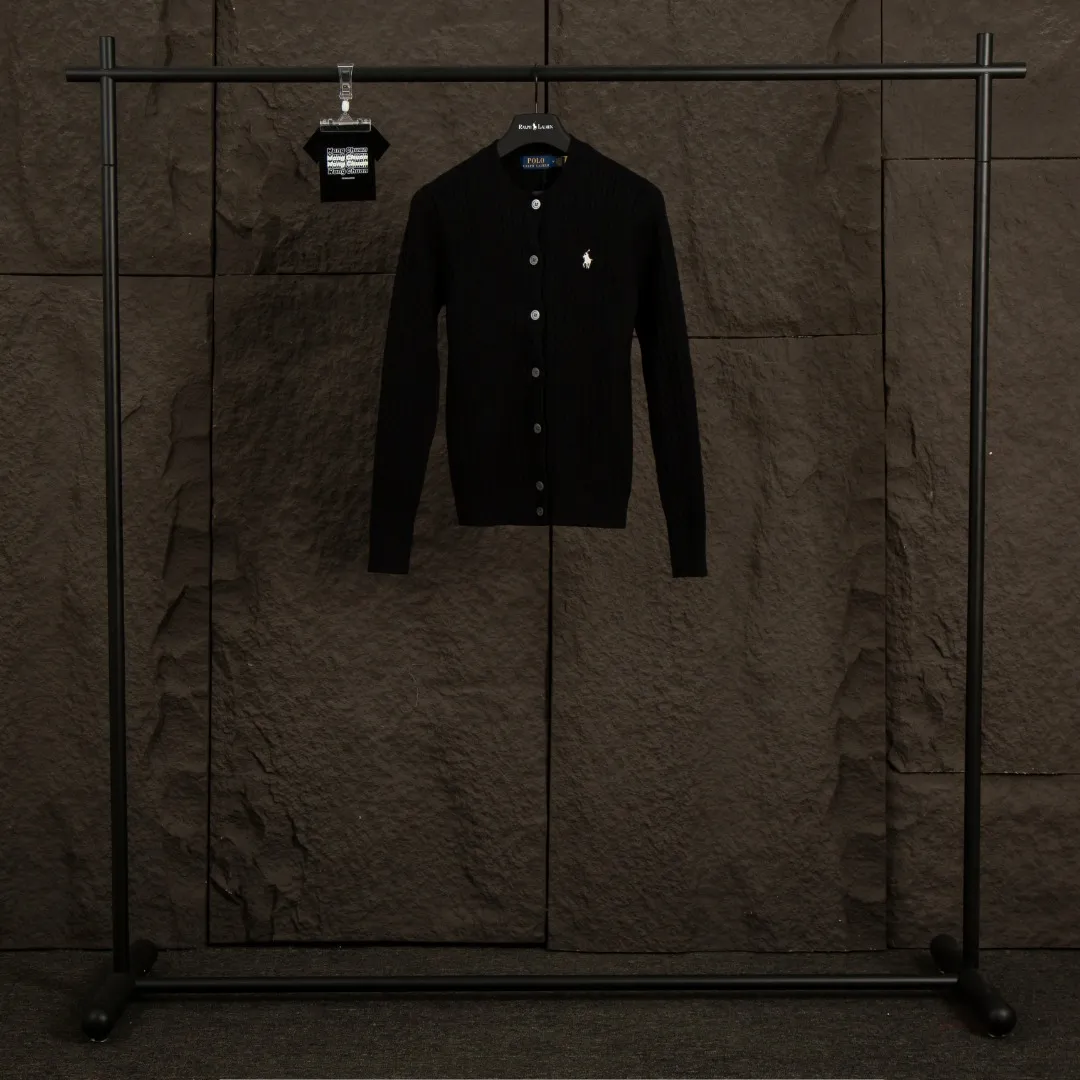 P196 Actual photo [Evergreen for all seasons] Style number: 25123# Color: black/navy blue/almond/white Size: S-XL - Ralph Lauren/Ralph Lauren 2025FW Zhao Lusi's same solid color logo knitted versatile fine twist knitted buttoned long-sleeved cardigan - RL's classic fine twist cardigan 21S quality cotton yarn A cardigan that can be worn in all seasons Can be matched inside or outside Simple and clean basic color matching The upper body is clean and flawless. The comfort brought by imported cotton yarn is soft. An item that cannot be rejected.